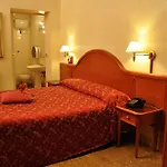 Sandra Hotel *