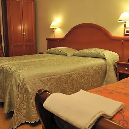 Sandra Hotel *