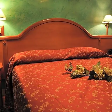 Sandra Hotel *